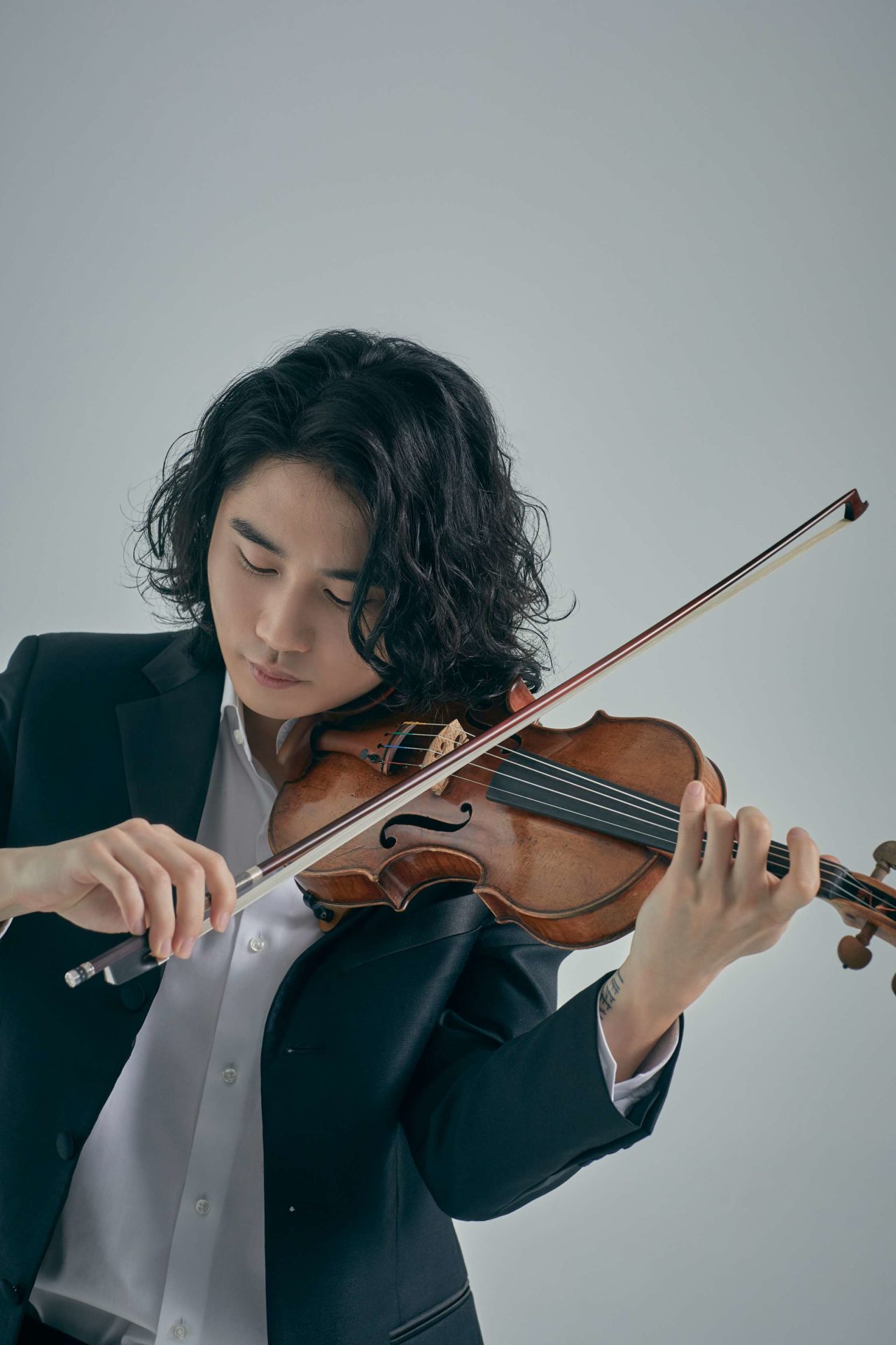 Inmo Yang soittamassa viulua.