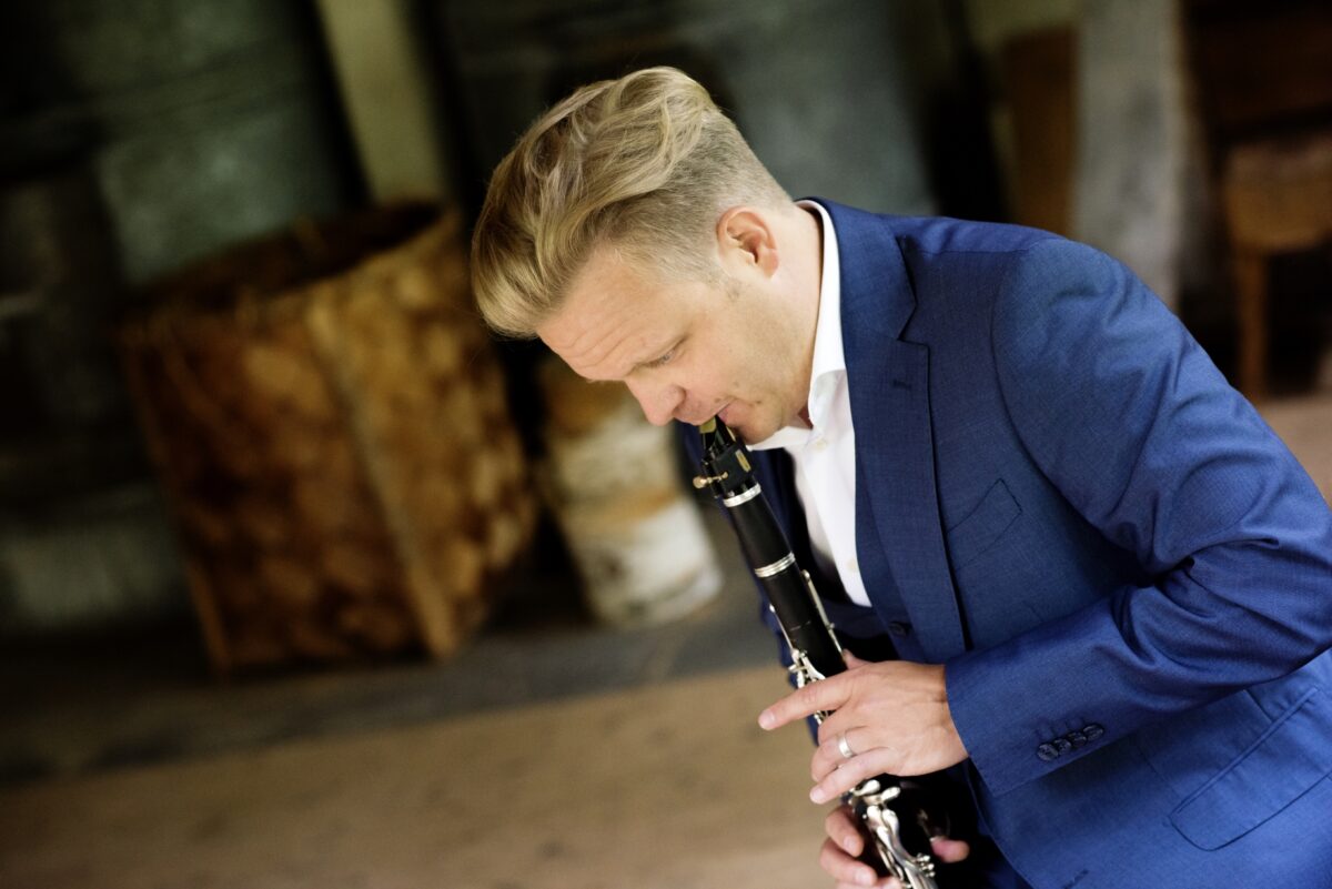 Christoffer Sundqvist soittamassa klarinettia.
