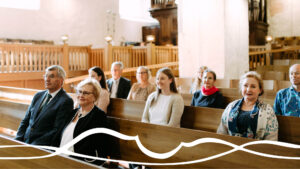 Ihmisiä istumassa Musiikkijuhlien messussa Naantalin kirkon penkeissä.